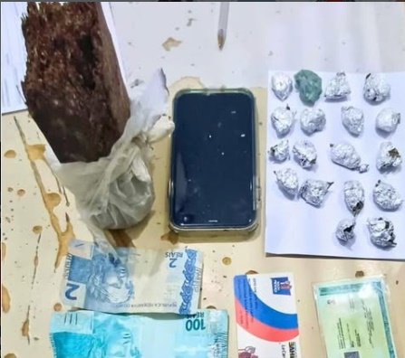 Material apreendido pela Polícia Militar contendo maconha, dinheiro em espécie e mochila durante ação em Formosa do Rio Preto