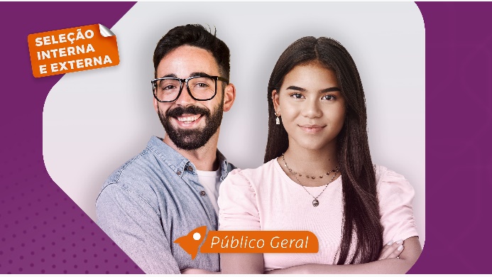 Profissional em ambiente corporativo analisando dados e liderando equipe em unidade de microcrédito