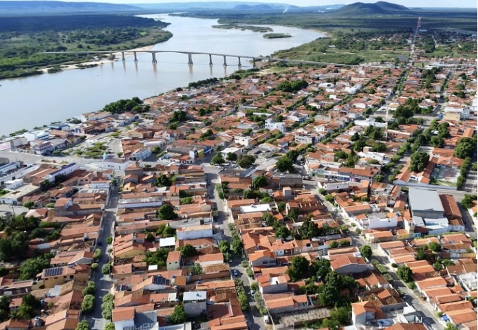 Vista panorâmica da cidade de Ibotirama, no oeste da Bahia, destacando área urbana e o Rio São Francisco ao fundo