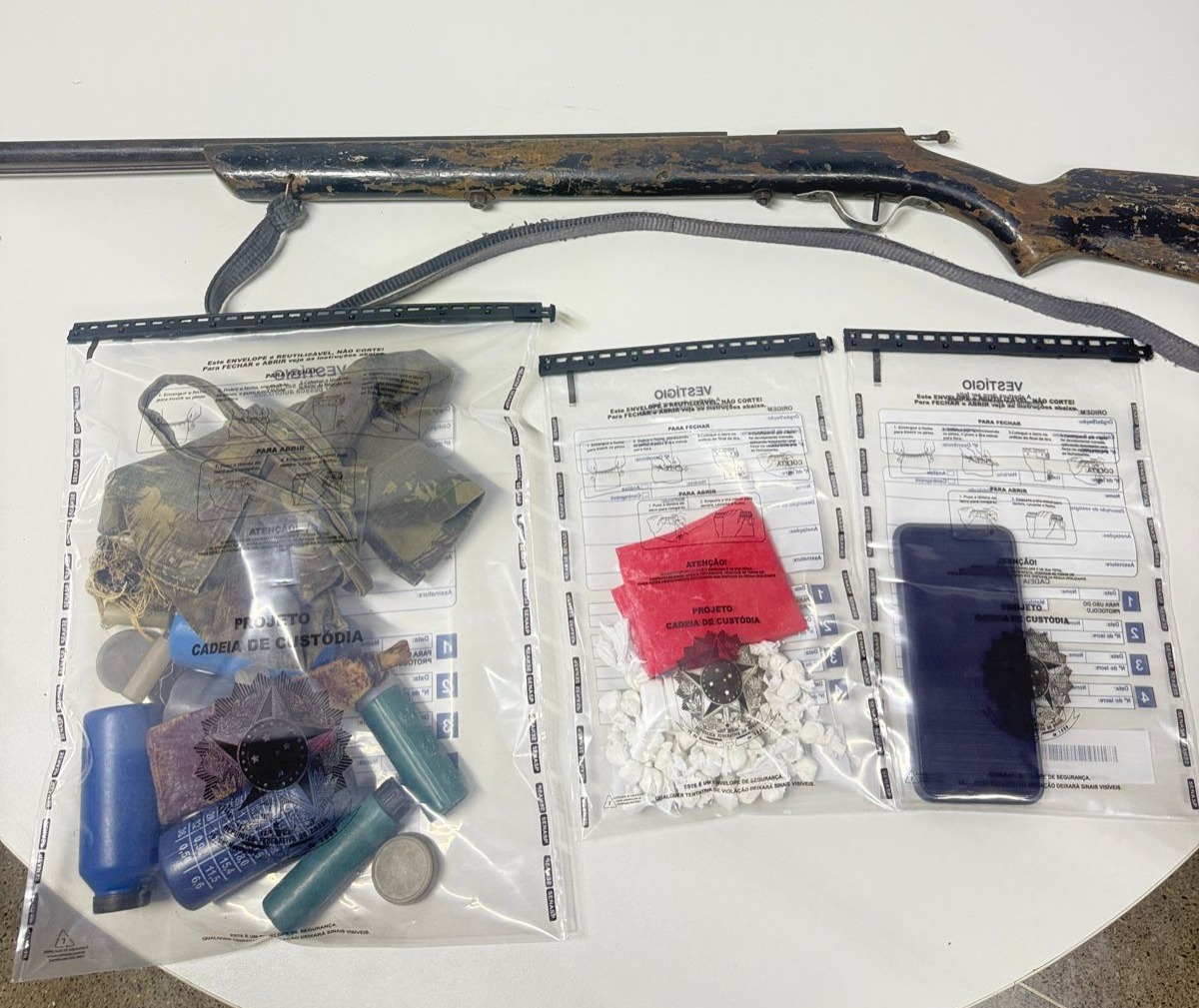 Polícia Civil durante operação que prendeu suspeito de homicídio e tráfico de drogas em Santa Rita de Cássia
