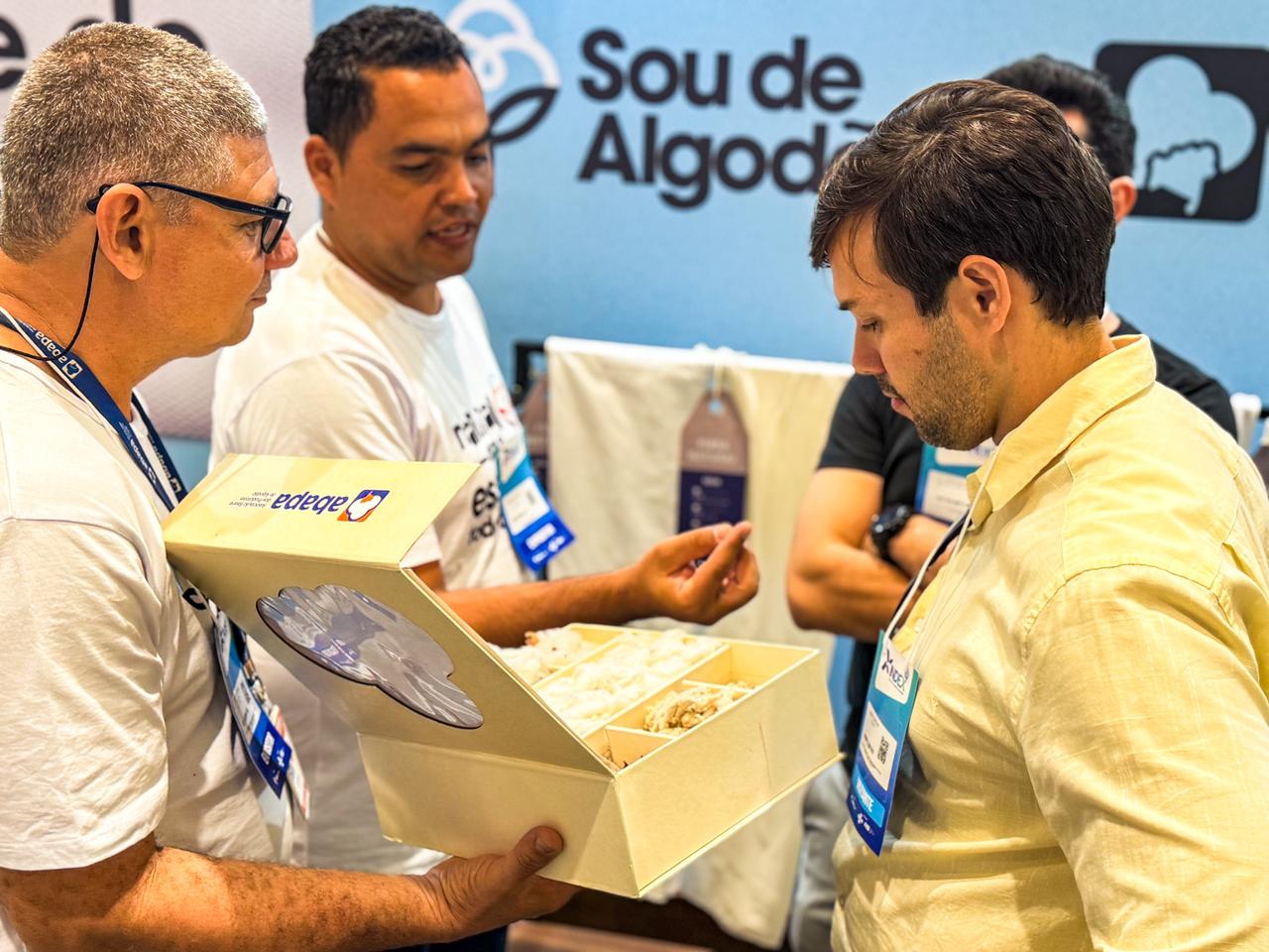 Visitantes conhecem fibras de algodão em estande interativo da Abapa durante o INDEX Bahia 2026 em Salvador.