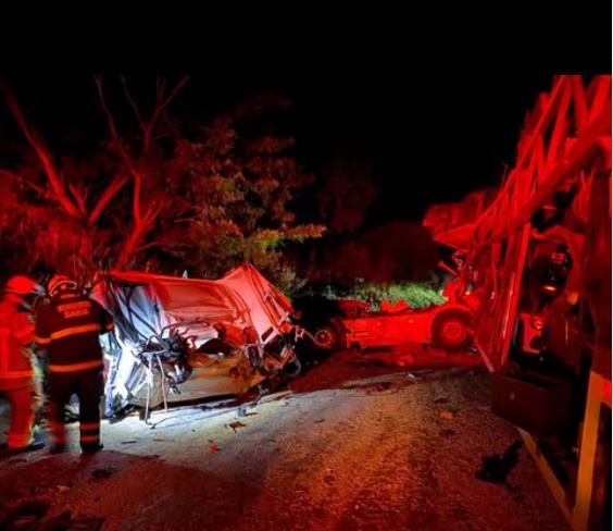 Equipes do Corpo de Bombeiros e do SAMU atendem ocorrência de acidente entre carretas na BR-020, em Luís Eduardo Magalhães.