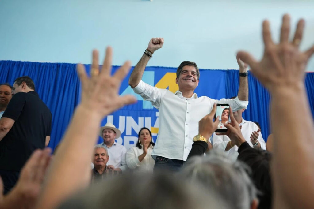 ACM Neto discursa para apoiadores durante evento político em Santa Rita de Cássia, no Oeste da Bahia.