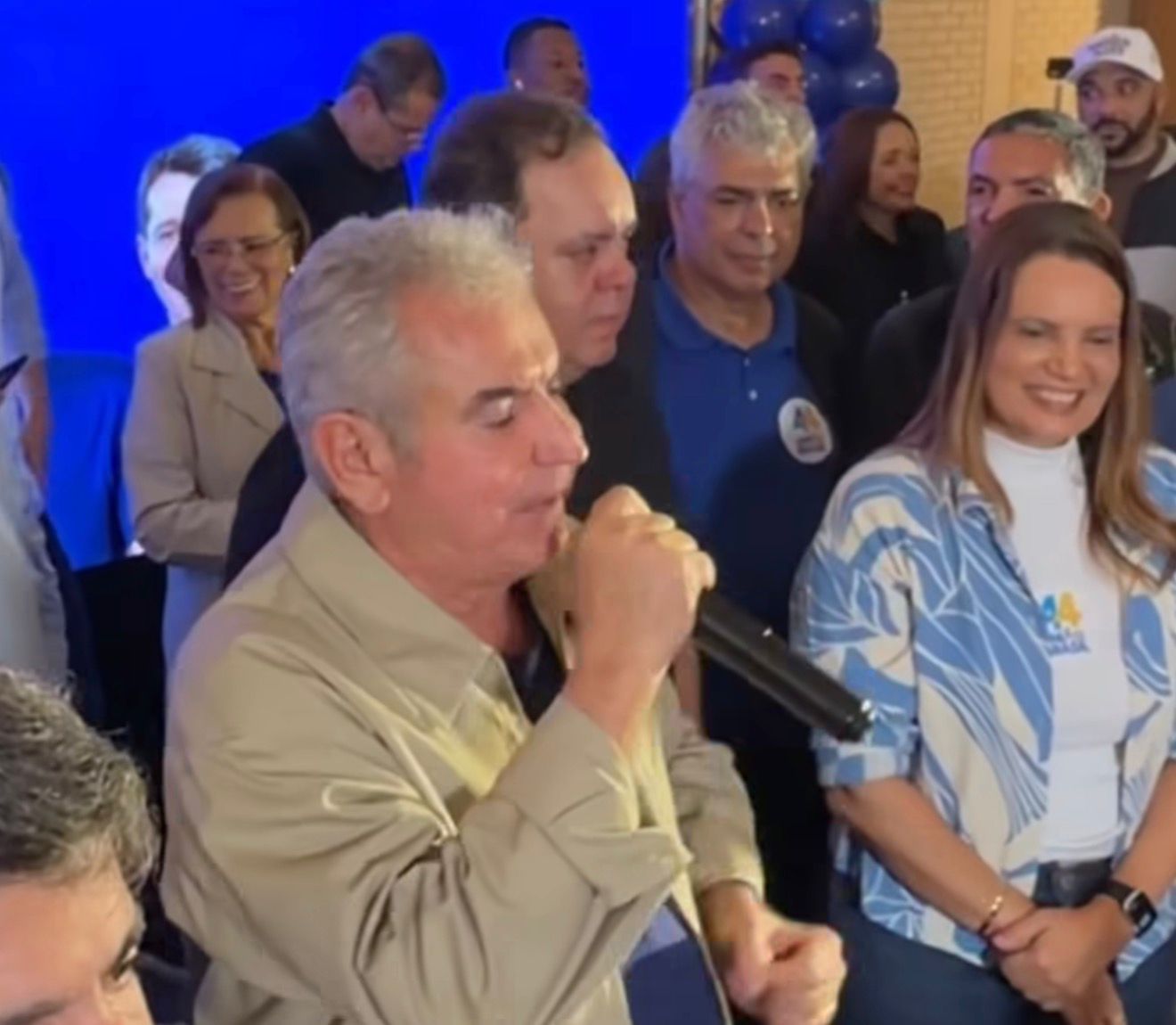 Angelo Coronel discursando durante evento político em Vitória da Conquista ao lado de lideranças da oposição baiana.