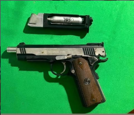 Simulacro de arma de fogo apreendido pela Polícia Militar durante festejos no povoado de Alfavaca, em Riachão das Neves