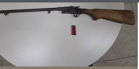 Policiais militares da 86ª CIPM exibem espingarda calibre .36 e cartuchos apreendidos durante a Operação Força Total em Mansidão, no oeste da Bahia.