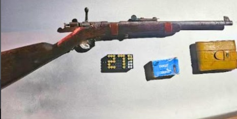Rifle calibre 22 e munições apreendidos pela Polícia Militar durante ocorrência no bairro Santa Cruz, em Luís Eduardo Magalhães.