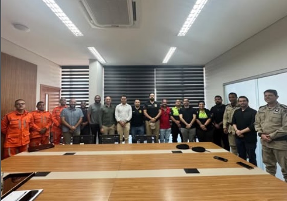 Representantes do 17º Batalhão de Bombeiros Militar e da Prefeitura de Luís Eduardo Magalhães reunidos para discutir ações de segurança e logística do Arraiá de LEM 2026.