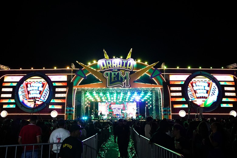 Palco principal do Arraiá de LEM decorado com bandeirolas juninas, público animado e shows durante festa em Luís Eduardo Magalhães.