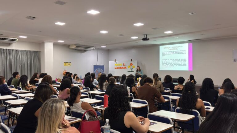 Delegada da Polícia Civil participa de debate sobre prevenção ao abuso infantil durante evento da campanha Maio Laranja em Barreiras.