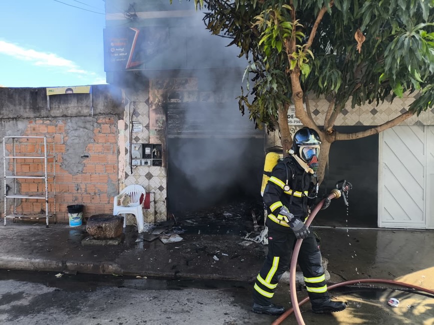 Bombeiros combatem incêndio em borracharia no bairro Morada da Lua, em Barreiras, após fogo atingir compressor do estabelecimento.