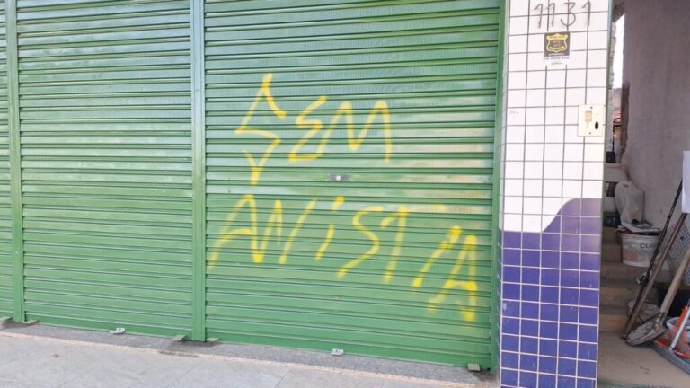 Portão da sede da Casa da Direita em Irecê com a frase “Sem Anistia” pichada após ato de vandalismo.