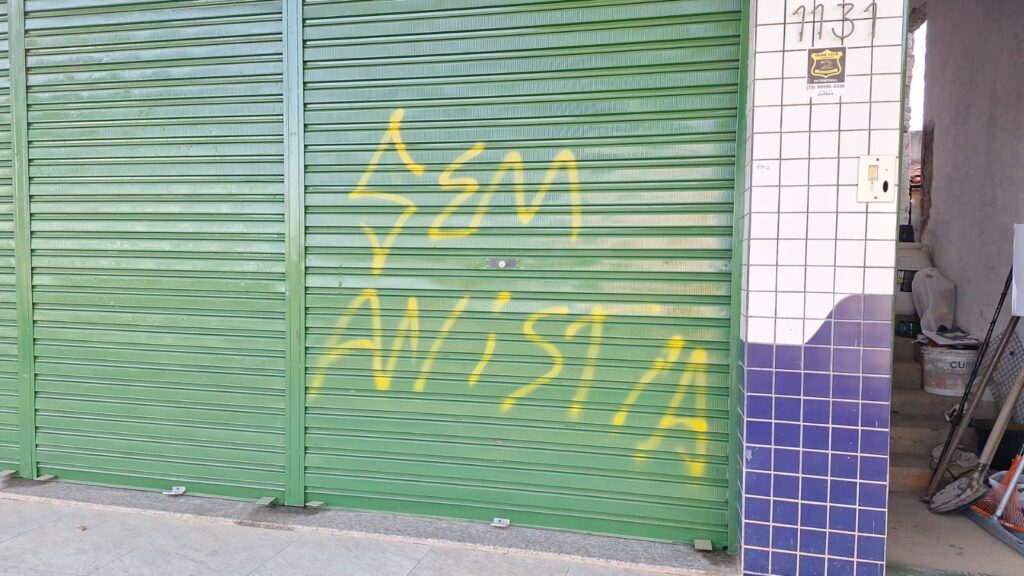 Portão da sede da Casa da Direita em Irecê com a frase “Sem Anistia” pichada após ato de vandalismo.