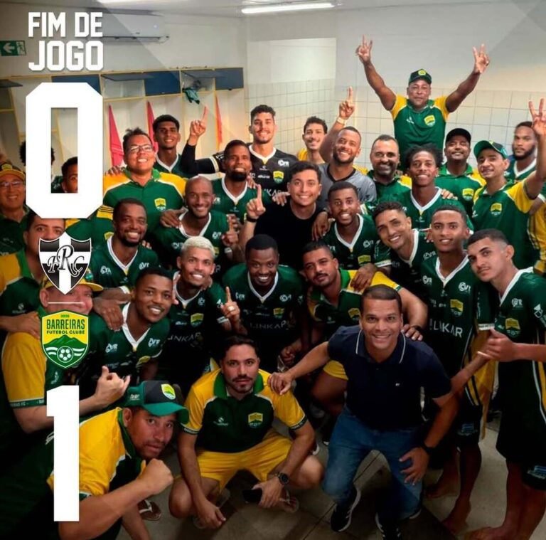Jogadores do Barreiras Futebol Clube comemoram vitória sobre o Redenção pela Série B do Campeonato Baiano