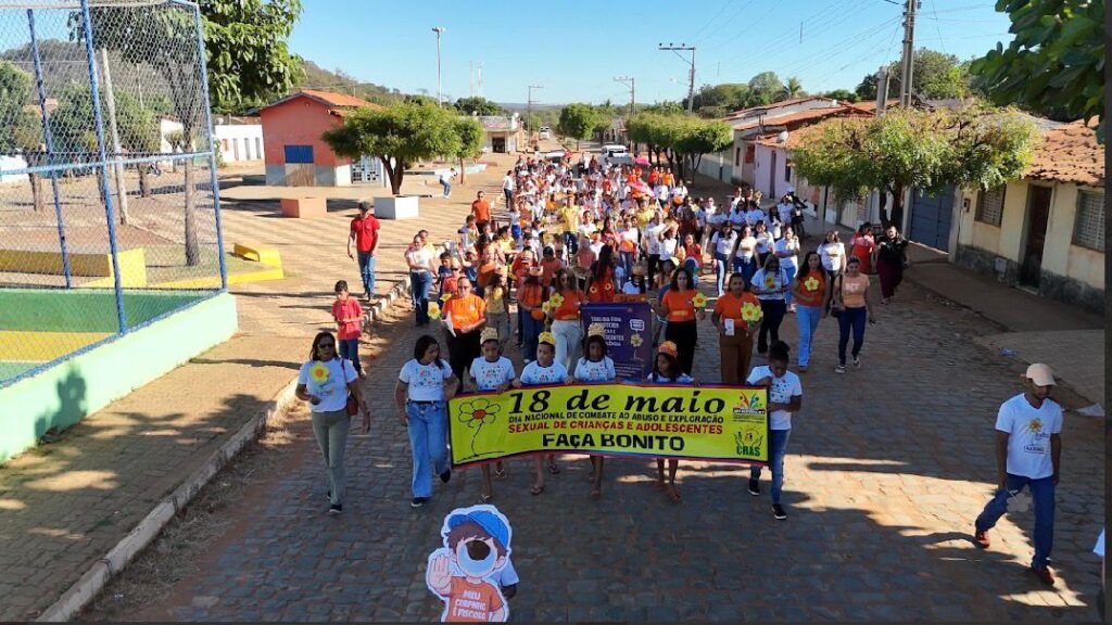 Servidores da Polícia Civil, estudantes e moradores participam de caminhada da campanha Maio Laranja em Wanderley.