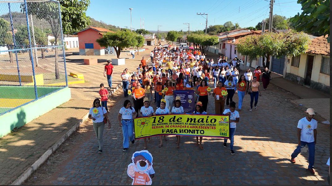 Servidores da Polícia Civil, estudantes e moradores participam de caminhada da campanha Maio Laranja em Wanderley.