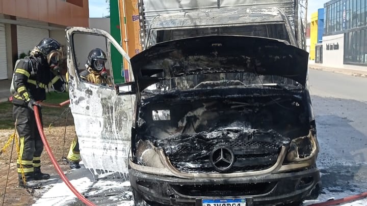 Bombeiros do 17º BBM combatem incêndio em caminhão-baú na Rua Professor Orlando Gomes, no bairro Renato Gonçalves, em Barreiras.