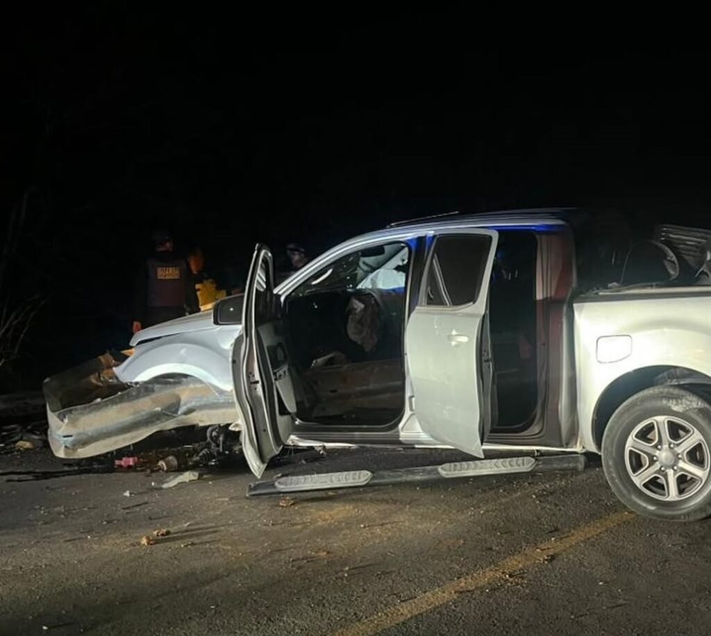 Veículo danificado preso à estrutura de proteção lateral de uma ponte após colisão na Rua da Prainha, no bairro Morada Nobre, em Barreiras.