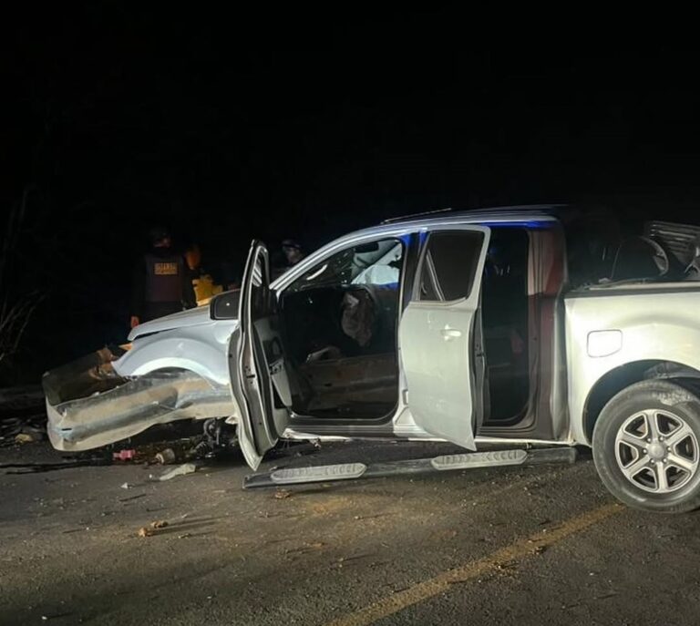 Veículo danificado preso à estrutura de proteção lateral de uma ponte após colisão na Rua da Prainha, no bairro Morada Nobre, em Barreiras.
