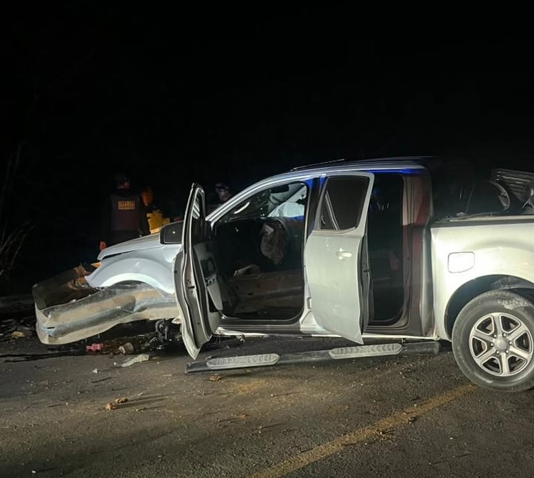 Veículo danificado preso à estrutura de proteção lateral de uma ponte após colisão na Rua da Prainha, no bairro Morada Nobre, em Barreiras.