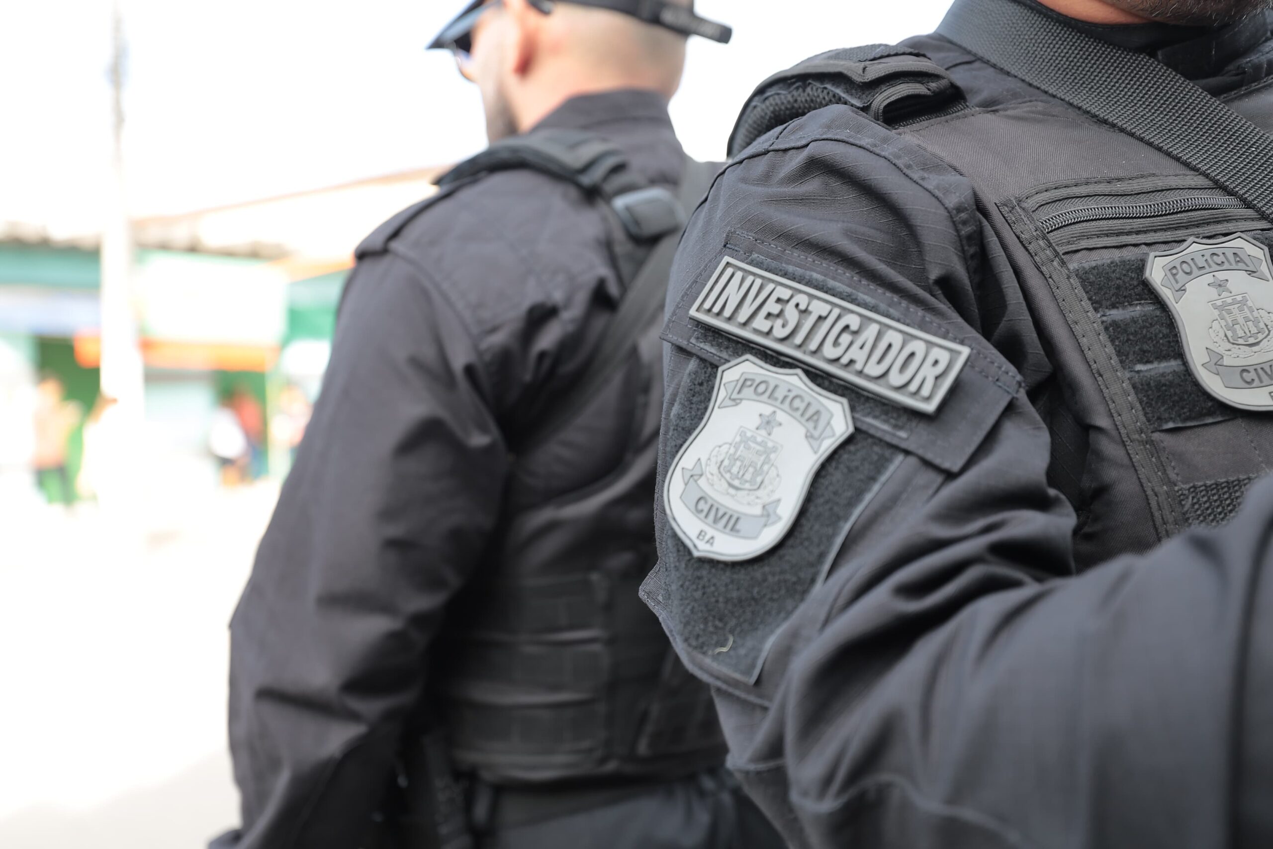 Polícia Civil durante operação que resultou na prisão de casal suspeito de estupro de vulnerável em Bom Jesus da Lapa