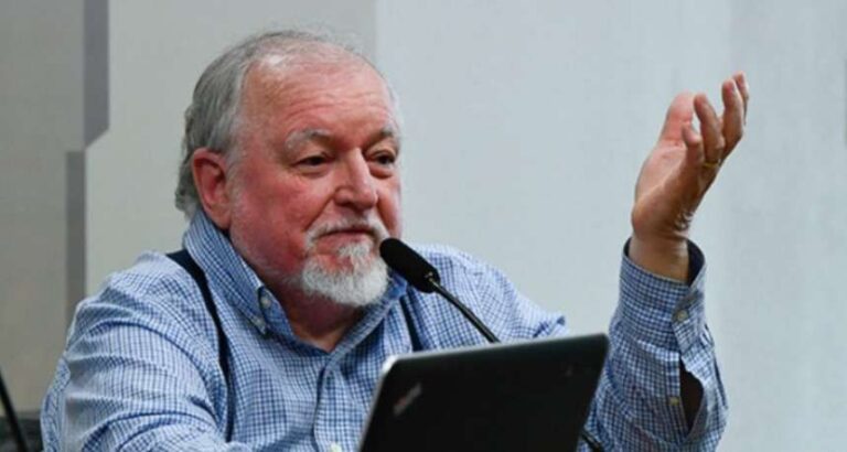 Público acompanha palestra durante o Conexão Agro 2026 em Luís Eduardo Magalhães, evento promovido pelo Sicredi com debates sobre clima, safra e agronegócio.