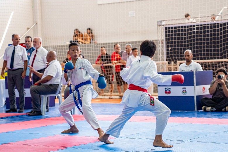 Atletas competindo durante a Copa LEM Interestadual de Karatê no ginásio de esportes em Luís Eduardo Magalhães