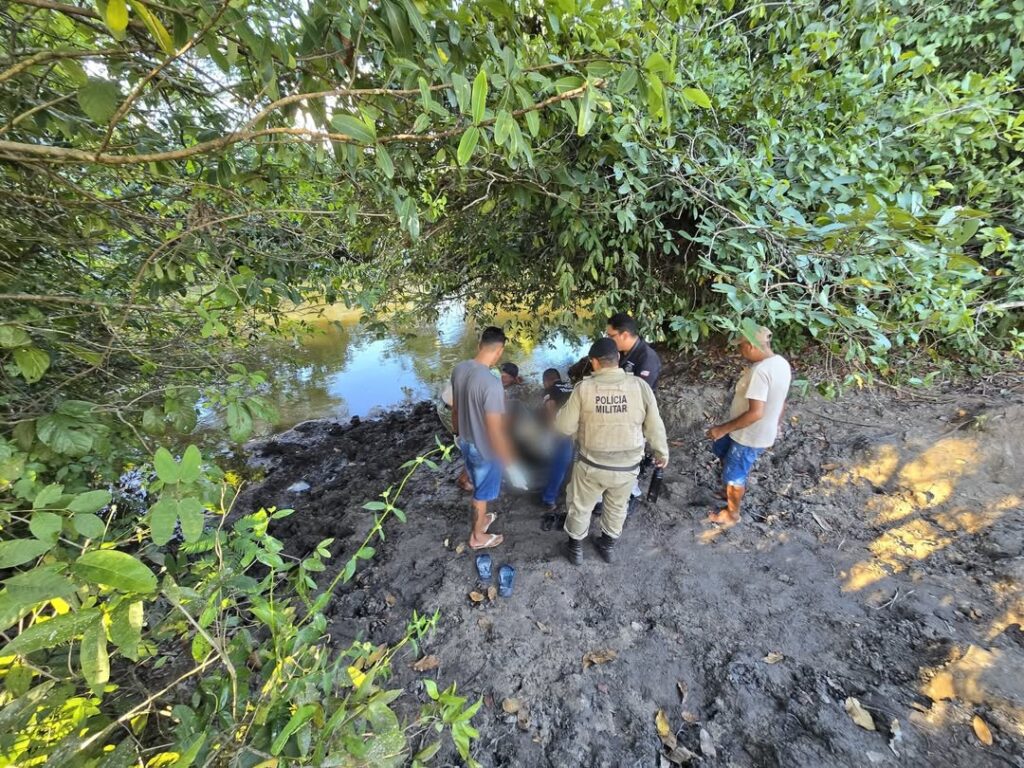 Equipes do Corpo de Bombeiros realizam resgate de corpo preso a galhos no Rio Grande, em área rural de São Desidério, Bahia