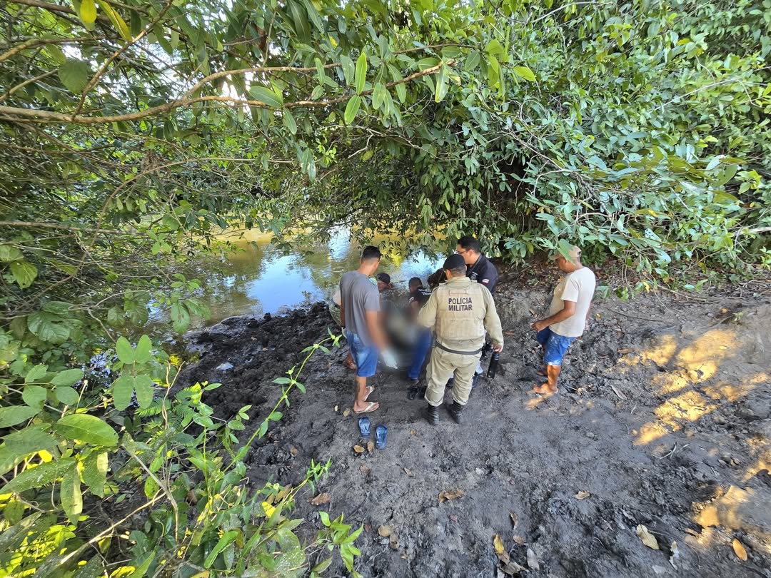 Equipes do Corpo de Bombeiros realizam resgate de corpo preso a galhos no Rio Grande, em área rural de São Desidério, Bahia