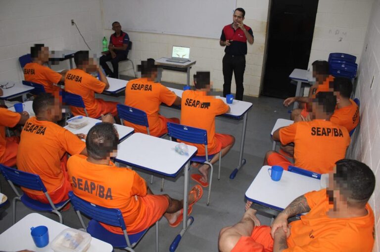 Internos do Conjunto Penal de Barreiras participam de aula de empreendedorismo durante encerramento do curso de barbeiro promovido pela UNP.