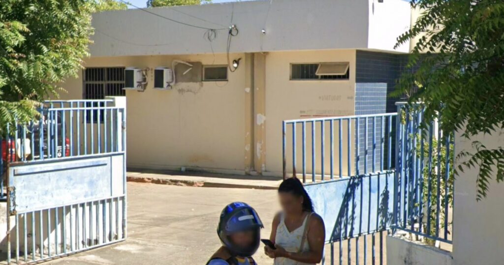 Fachada da Delegacia de Polícia Civil de Ibotirama, no oeste da Bahia, alvo de denúncia do Ministério Público por condições estruturais precárias.