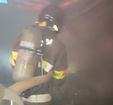 Equipes do Corpo de Bombeiros atuando no combate a incêndio em depósito na cidade de Bom Jesus da Lapa.