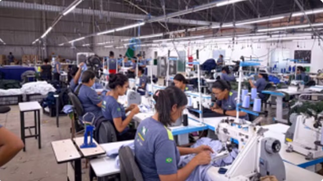 Equipe de colaboradores da Tutto Bianco Uniformes durante produção de uniformes profissionais em indústria têxtil de Barreiras.