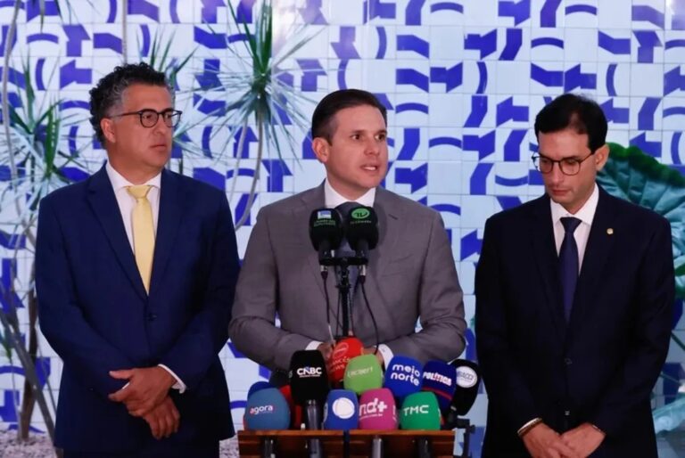 Deputado federal Leo Prates durante articulação da PEC que propõe mudanças na escala de trabalho 6x1 e redução da jornada semanal.