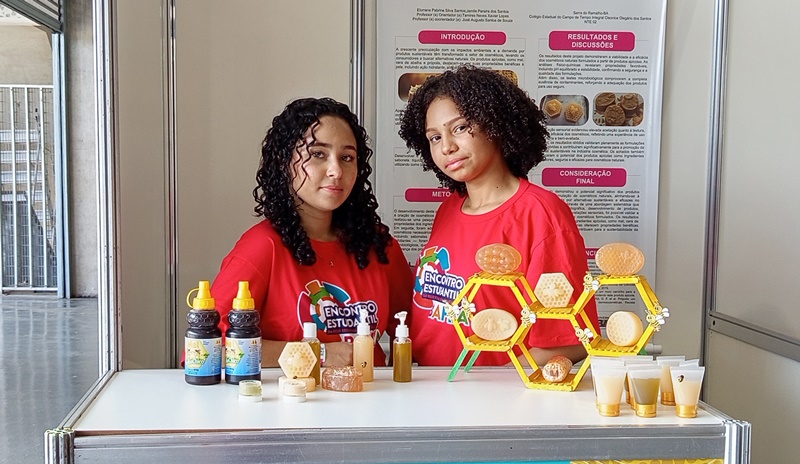 Estudantes apresentam produtos de higiene e cuidado pessoal desenvolvidos com mel, própolis e cera de abelha em Serra do Ramalho.