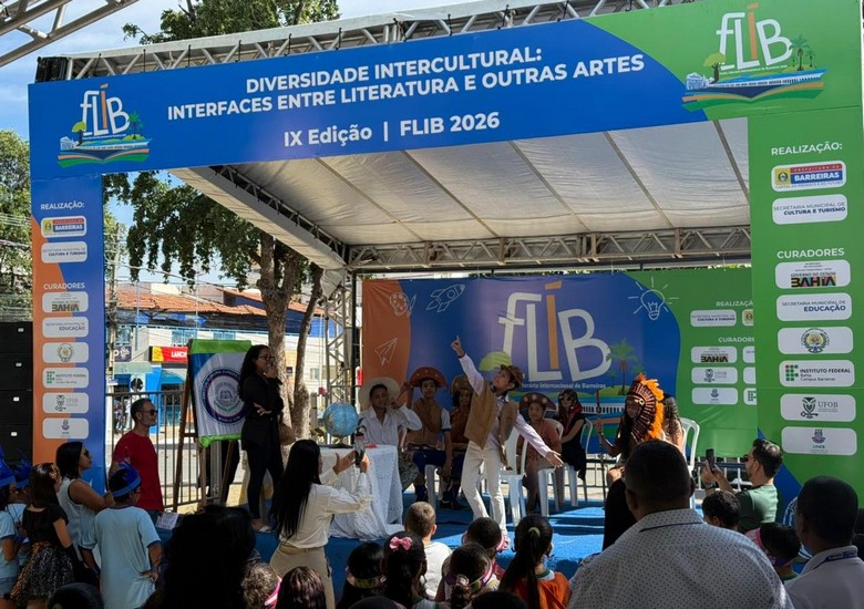 Visitantes acompanham apresentações culturais e atividades literárias durante a programação da FLIB em Barreiras.