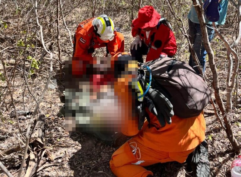 Bombeiros do 17º BBM durante operação de busca que localizou homem desaparecido em área de mata na zona rural de Buritirama, no oeste da Bahia.