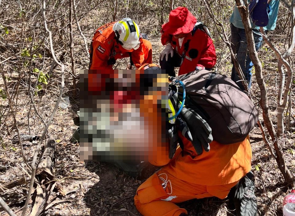 Bombeiros do 17º BBM durante operação de busca que localizou homem desaparecido em área de mata na zona rural de Buritirama, no oeste da Bahia.