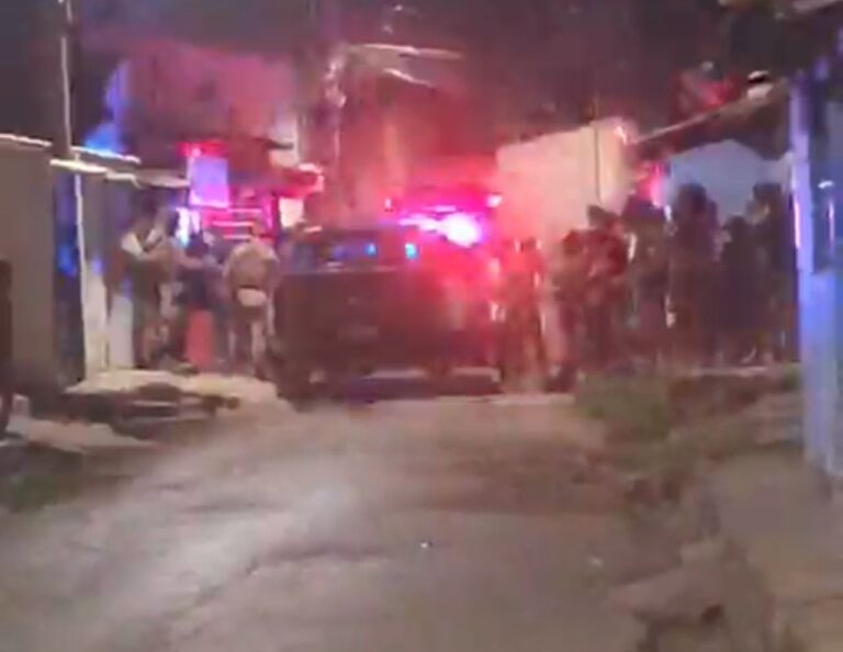Viatura da Polícia Militar durante ocorrência de homicídio no bairro Vila Brasil, em Barreiras.