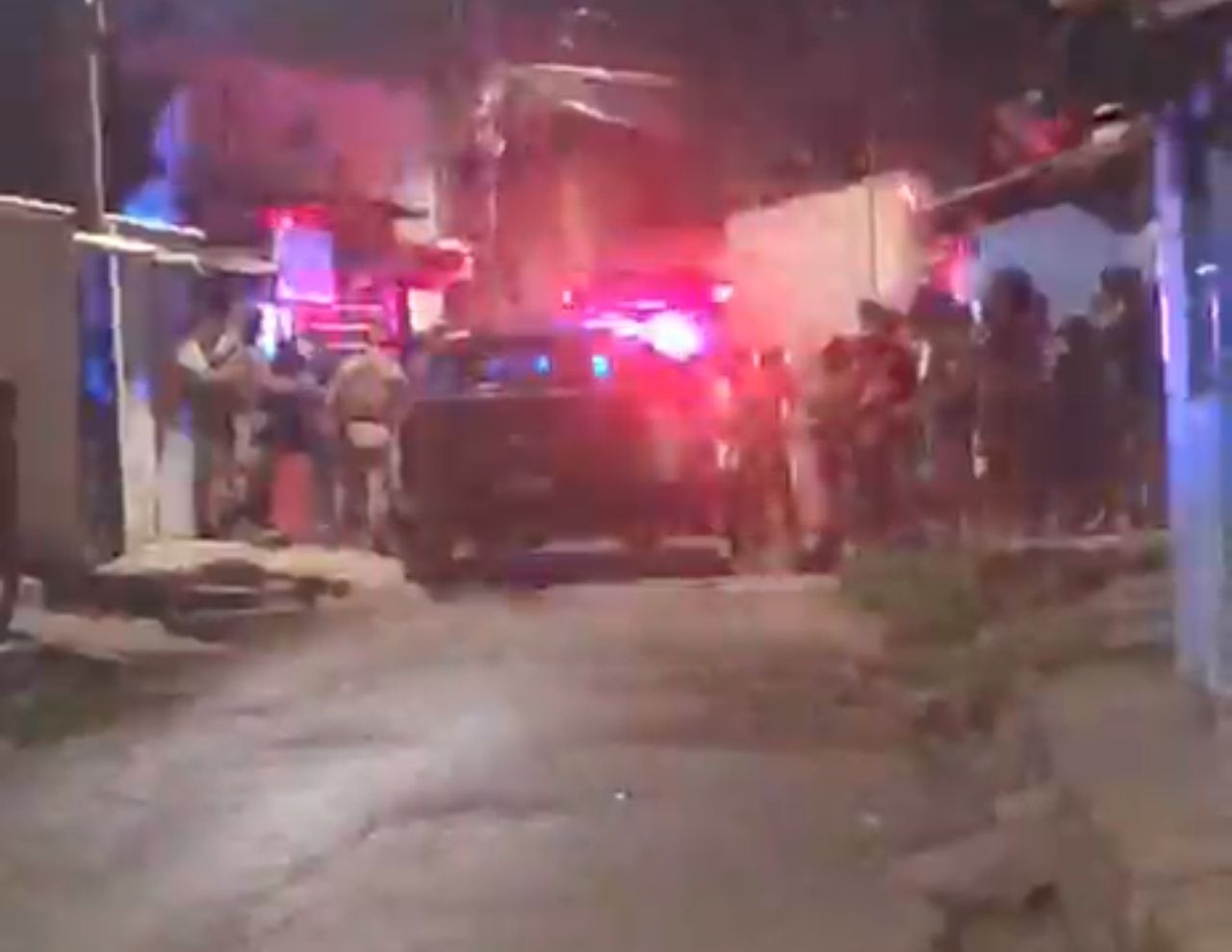 Viatura da Polícia Militar durante ocorrência de homicídio no bairro Vila Brasil, em Barreiras.
