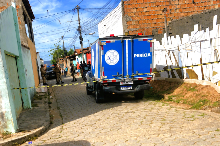 Viaturas da Polícia Militar e equipes do SAMU durante ocorrência de homicídio no Oeste da Bahia.