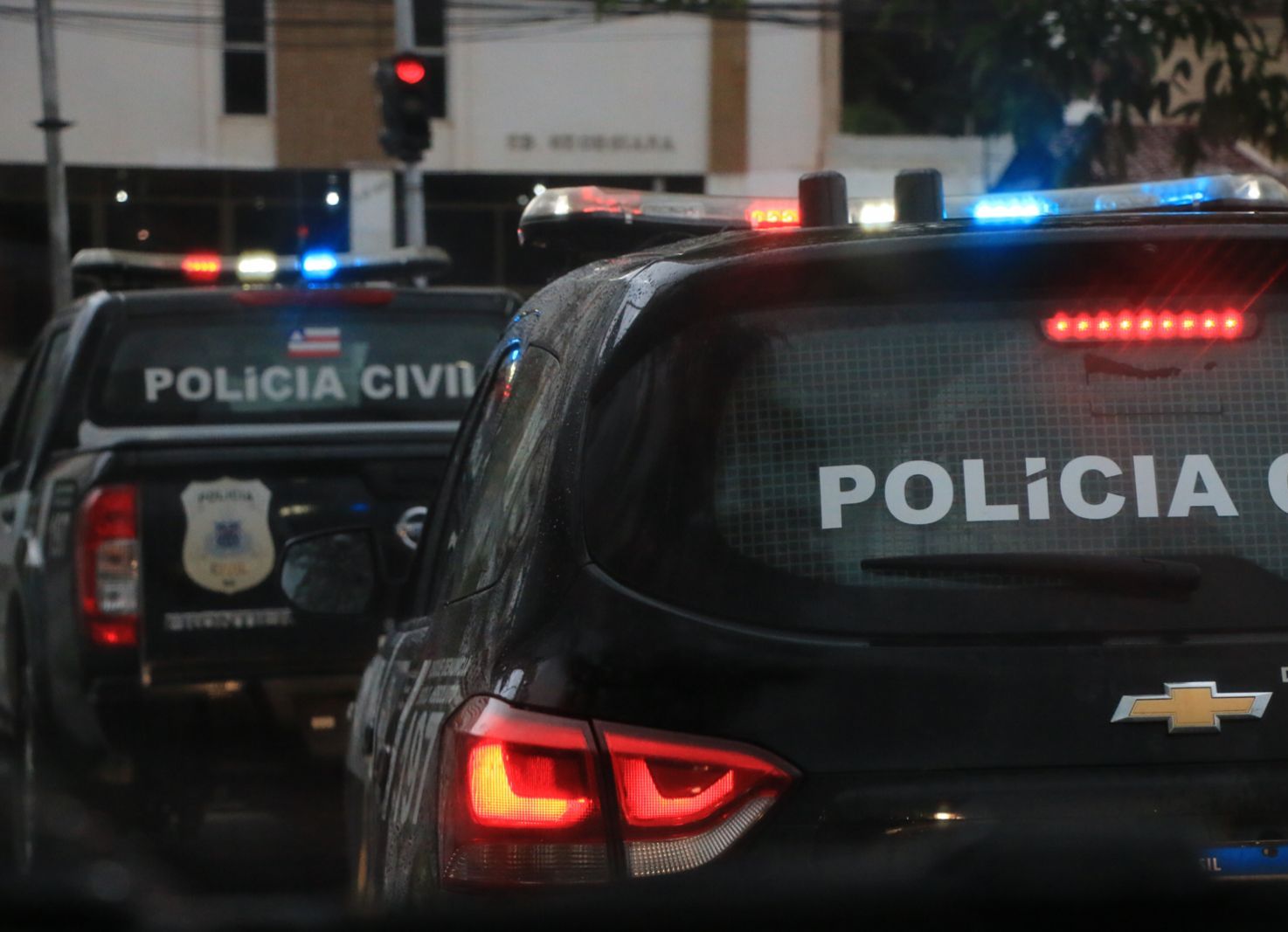 Polícia Civil durante ocorrência de homicídio no bairro Florais Léa, em Luís Eduardo Magalhães.
