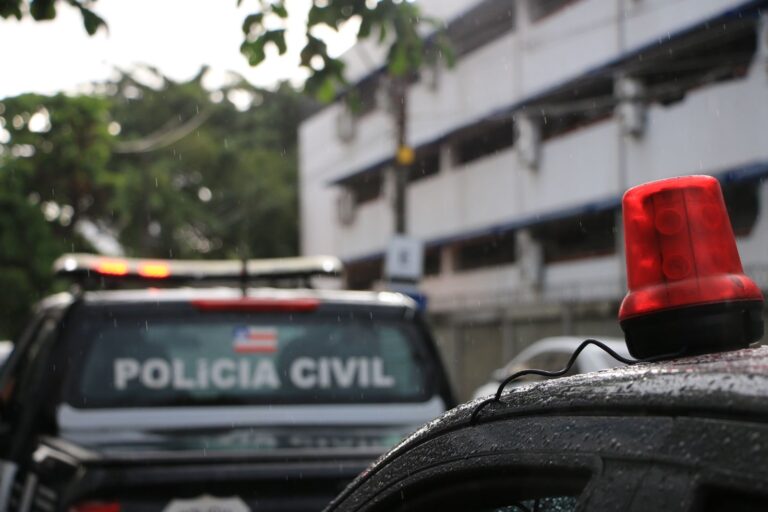 Polícia Civil durante ocorrência de prisão por descumprimento de medida protetiva em Luís Eduardo Magalhães