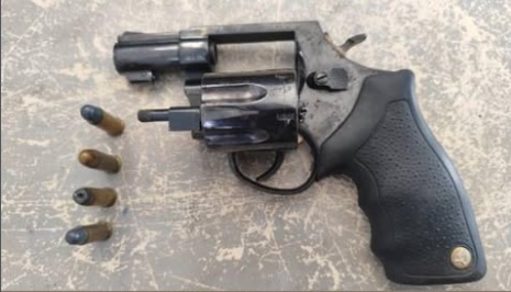 Policiais militares do 27º BPM exibem revólver calibre 38 apreendido durante ocorrência de porte ilegal de arma na Bahia Farm Show, em Luís Eduardo Magalhães.