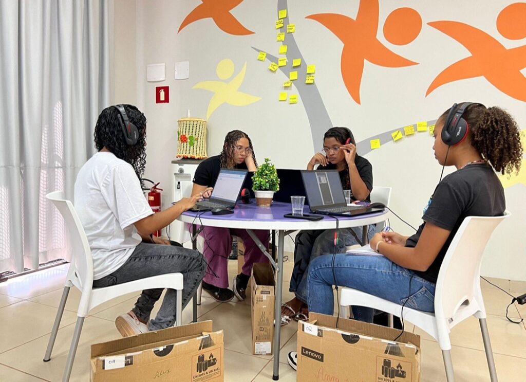 Jovens participam de atividade de capacitação profissional do programa Conecta Jovem promovido pelo Instituto Lina Galvani na Bahia.