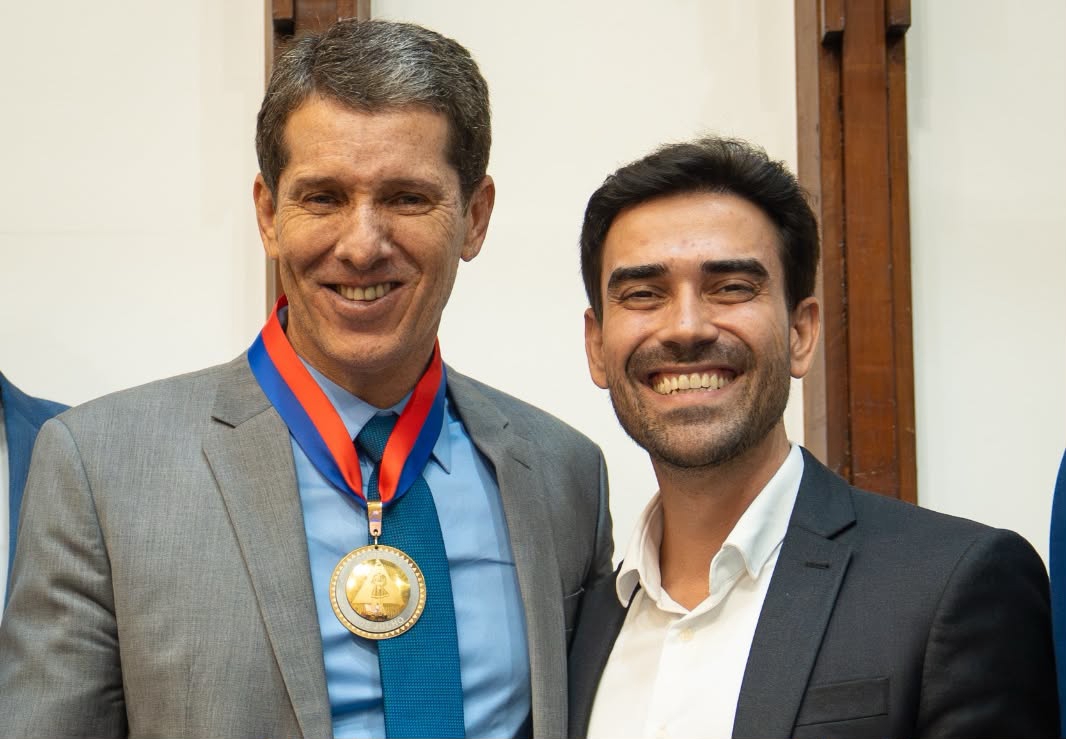 Junior Marabá participa da cerimônia de entrega da Comenda 2 de Julho ao pré-candidato a vice-governador da Bahia, Zé Cocá, na Assembleia Legislativa da Bahia.