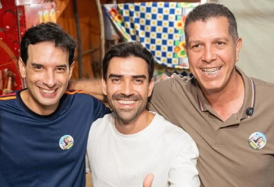 Deputado federal Leo Prates ao lado de lideranças políticas durante anúncio de investimentos para assistência social e segurança pública em Riachão das Neves.