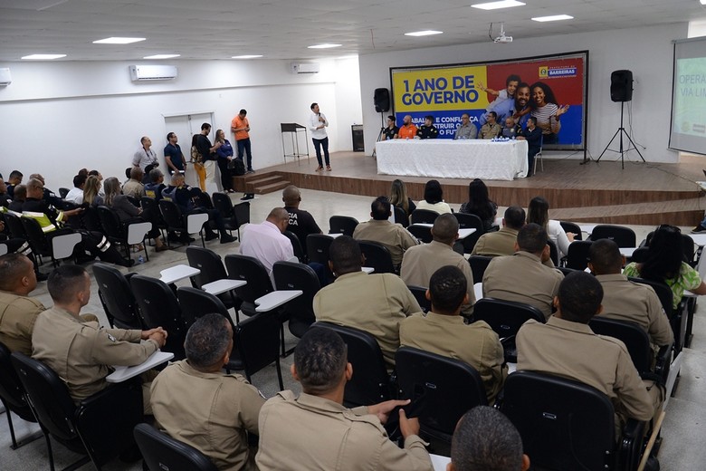 Autoridades e forças de segurança durante abertura do Maio Amarelo 2026 em Barreiras no auditório da Escola Mirandolina Ribeiro Macêdo.