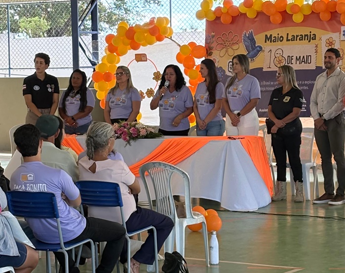 Representantes da Polícia Civil e participantes de ação educativa do Maio Laranja em escola da zona rural de Santa Maria da Vitória.