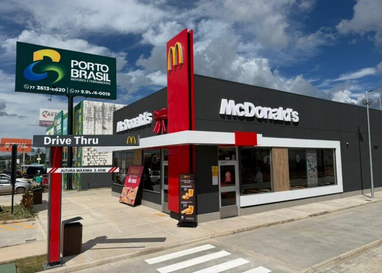 Fachada de unidade do McDonald’s com destaque para vagas de emprego abertas em Barreiras, no oeste da Bahia